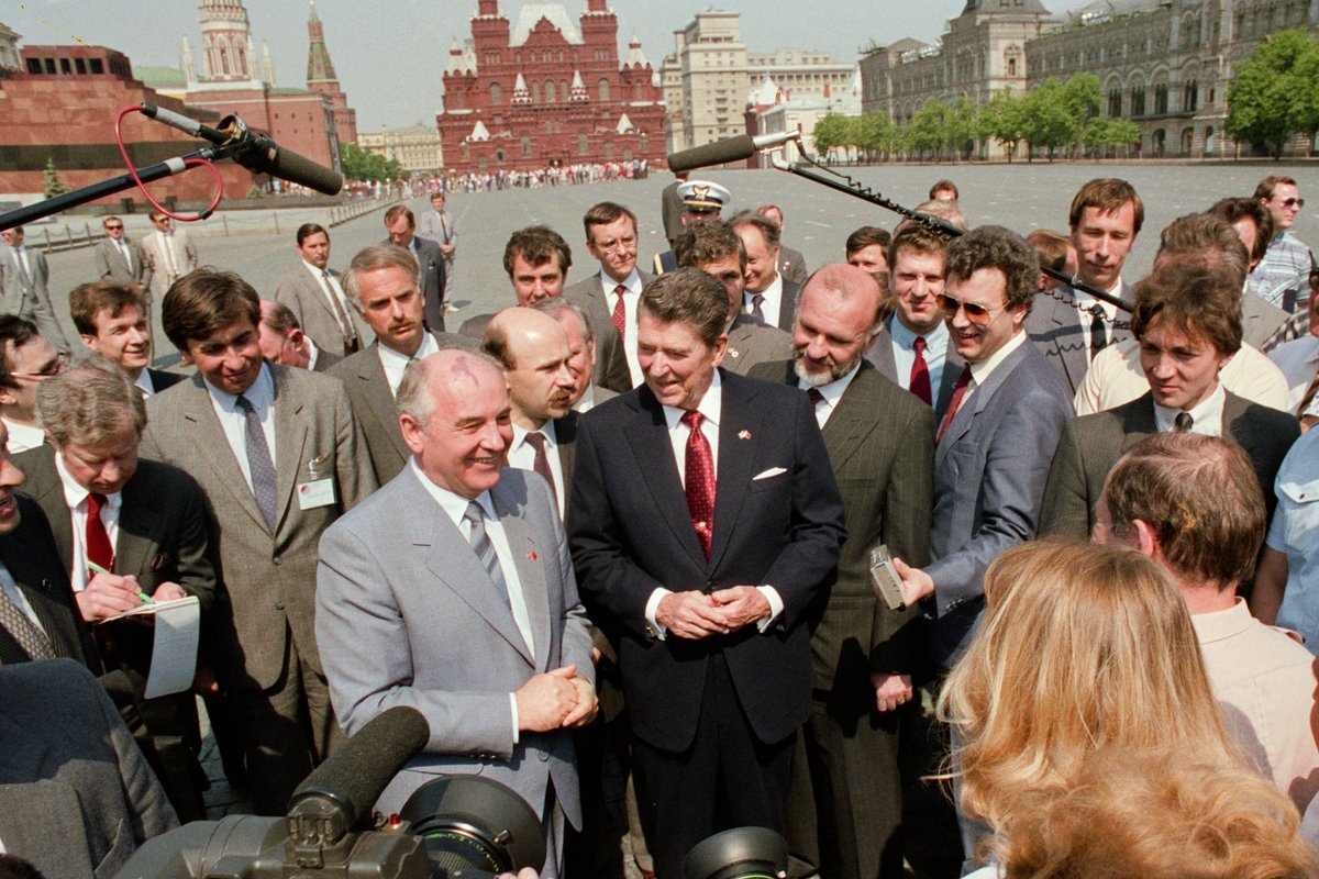 Генеральный секретарь ЦК КПСС Михаил Горбачев и президент США Рональд Рейган во время прогулки по Красной площади. СССР, Москва, 31 мая 1988 года