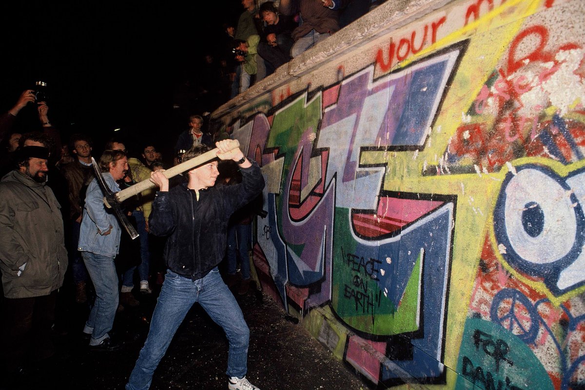 Ночь с 9 на 10 ноября 1989 года у Берлинской стены. Накануне быстро распространилась новость о том, что правительство ГДР начнет выдавать выездные визы всем желающим отправиться на Запад. Эта новость была неверно истолкована в том смысле, что граница отныне открыта для всех, после чего пограничники ГДР не смогли остановить желающих принять участие в разрушении стены, с 1961 года разделяющей Восточный и Западный Берлин