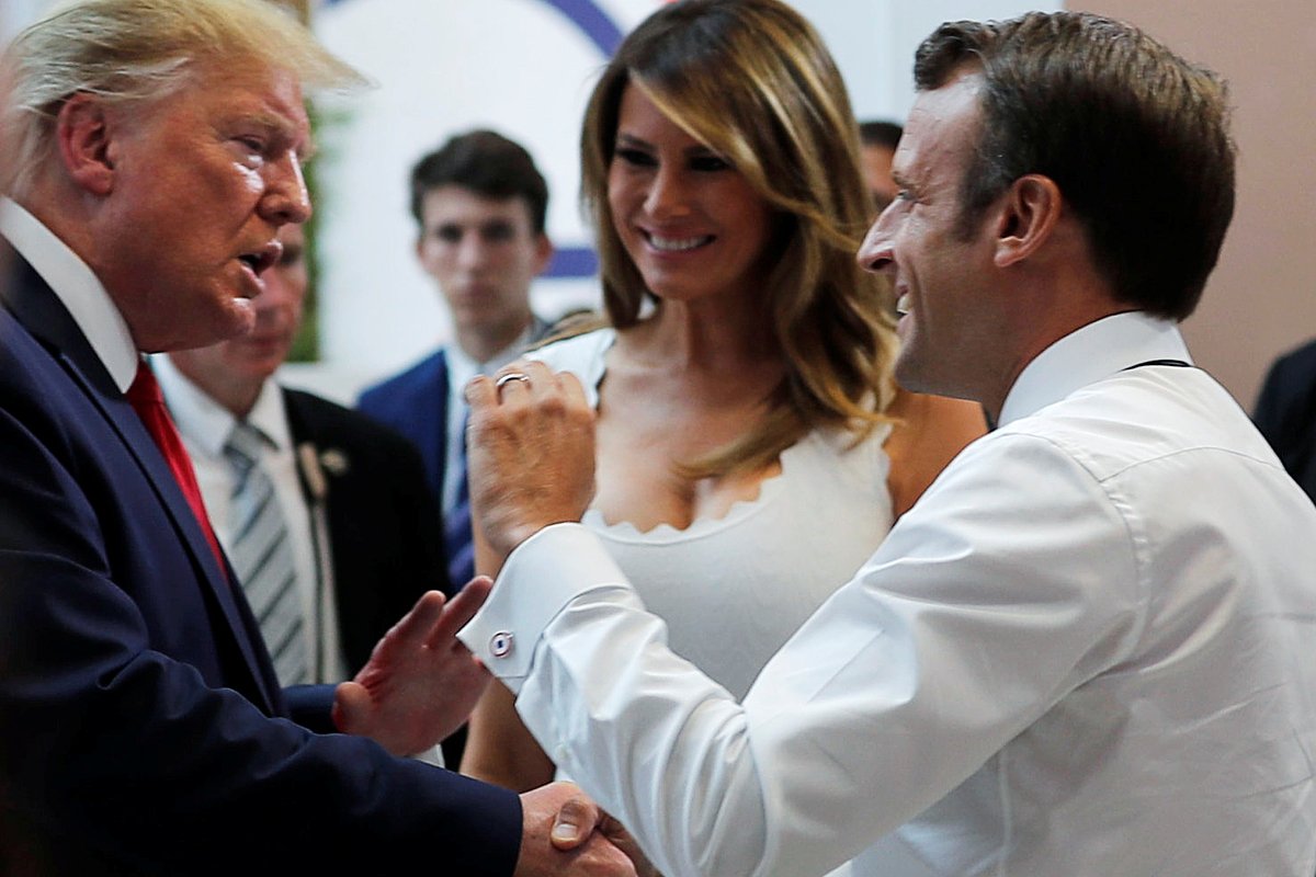 Президент Франции Эммануэль Макрон, президент США Дональд Трамп и его супруга Мелания прощаются после пресс-конференции по окончании саммита G7 в Биаррице. Франция, 26 августа 2019 года