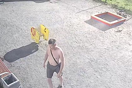 Пьяный полуголый мужчина пытался увести чужого ребенка с детской площадки