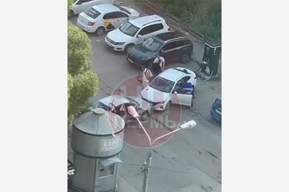 Массовая потасовка со стрельбой в российском городе попала на видео