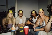 «Они кринжовые до чертиков» Молодежь жестоко высмеивает миллениалов в соцсетях. Почему они не выносят привычки 30-летних?