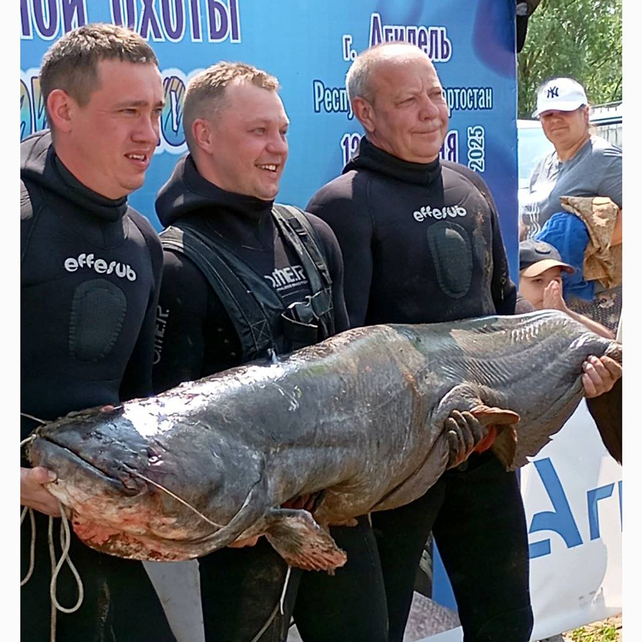 Гигантскую рыбу размером с человека поймали в России