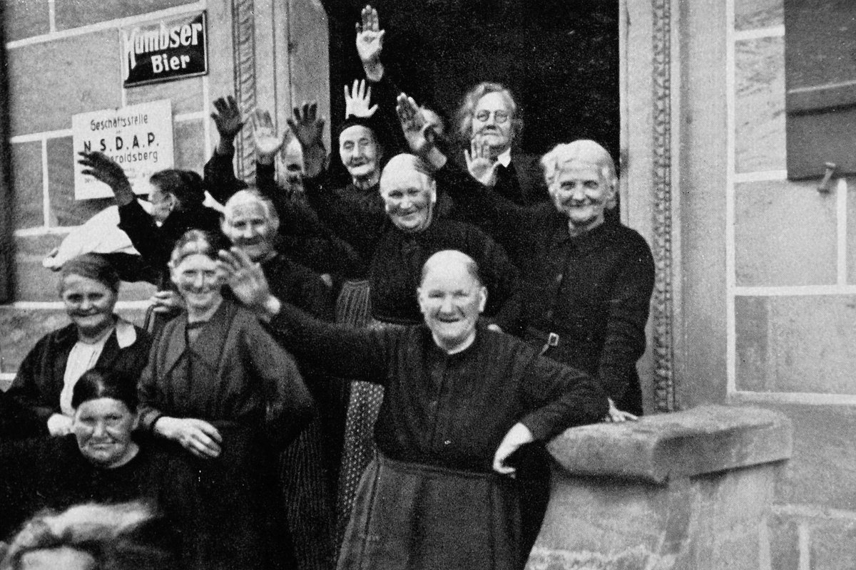 Сторонницы нацистской партии в одном из немецких городов собрались для торжественной встречи Адольфа Гитлера. Германия, начало 1930-х годов