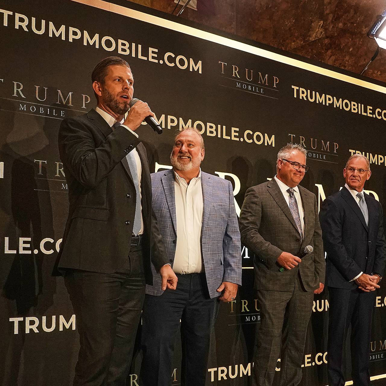 Семья Трампа выпустит золотой телефон