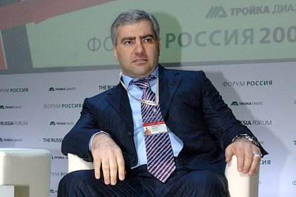 Карапетян вышел из дома и сел в полицейскую машину