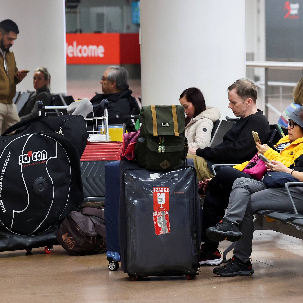 Тысячи россиян застряли в разных аэропортах мира из-за внезапного военного конфликта