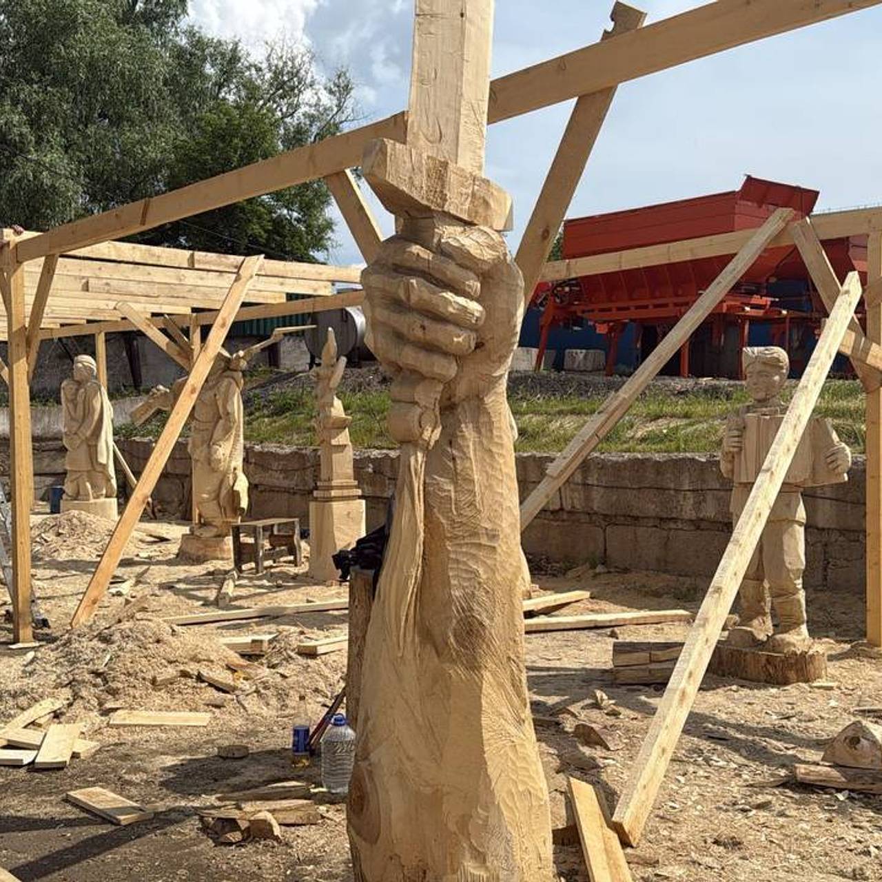 Спиленные в российском городе деревья превратились в десятки уникальных скульптур