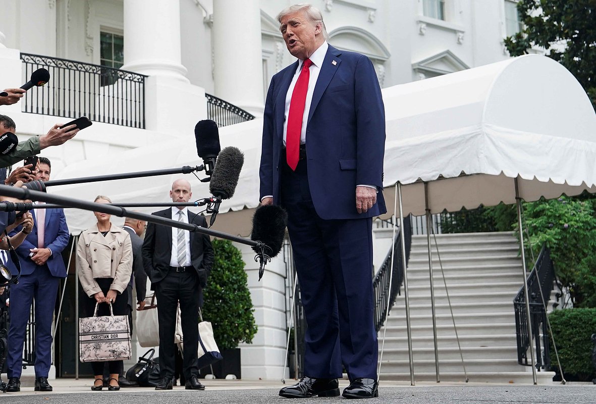 Президент США Дональд Трамп общается с представителями СМИ, покидая Белый дом для участия в саммите G7, округ Колумбия, США, 15 июня 2025 года