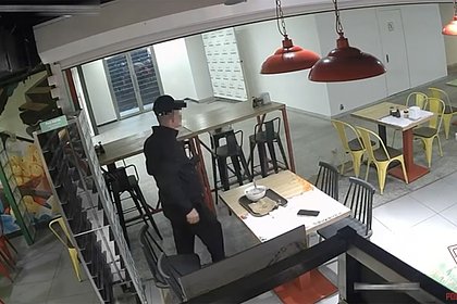 Разгромивший московский ресторан голодный иностранец попал на видео