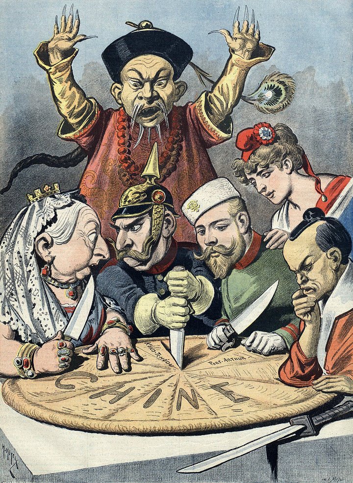 Раздел Китая европейскими державами и Японией. Карикатура 1890-х годов. В нижнем ряду (слева направо): британская королева Виктория, германский кайзер Вильгельм II, российский император Николай II, справа от его плеча символ Франции Марианна, крайний справа японский император Муцухито (Мэйдзи)