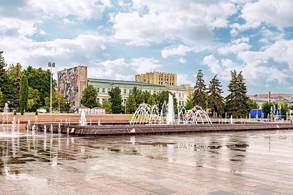 Фонтан в российском городе посадили за решетку