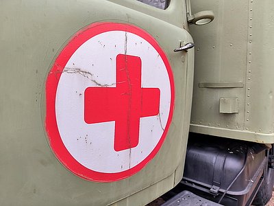 Двое россиян пострадали при атаке беспилотника ВСУ на автомобиль