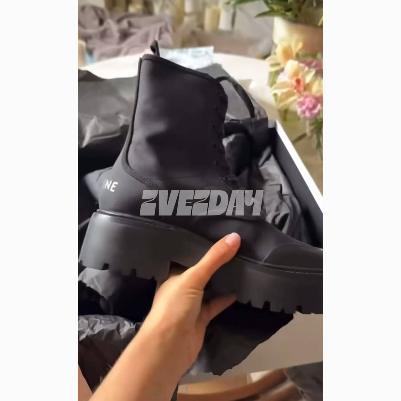 Звезда сериала &laquo;Универ&raquo; похвасталась обувью более чем за 100 тысяч рублей