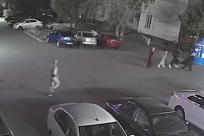 Мужчина в одних стрингах преследовал девушек в российском городе и попал на видео