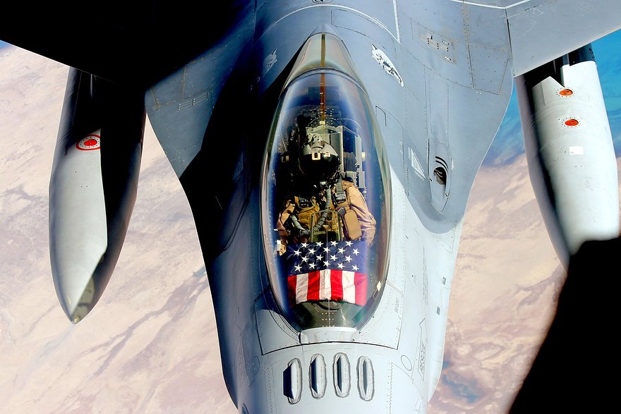 Истребитель F-16 Fighting Falcon