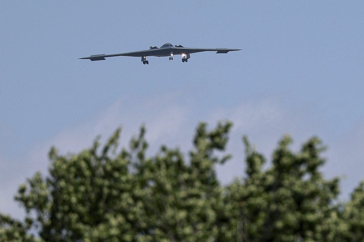Бомбардировщик B-2 ВВС США прибывает на базу Уайтмен, штат Миссури, 22 июня 2025 года