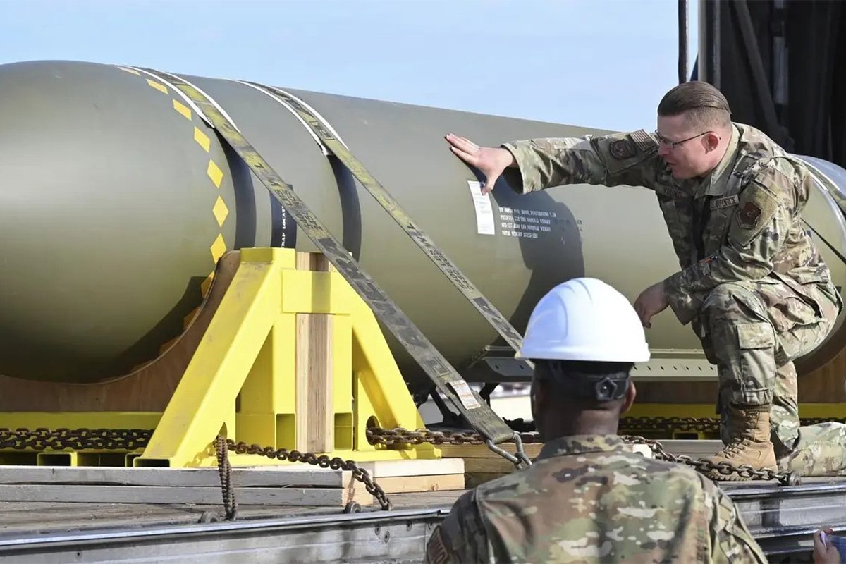 Противобункерная корректируемая аиационная бомба GBU-57 весом около 14 тонн