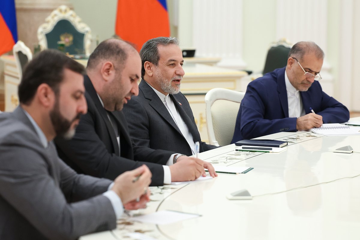 Министр иностранных дел Ирана Аббас Аракчи (третий слева) и посол Ирана в России Казем Джалали (справа) во время встречи с президентом РФ Владимиром Путиным.