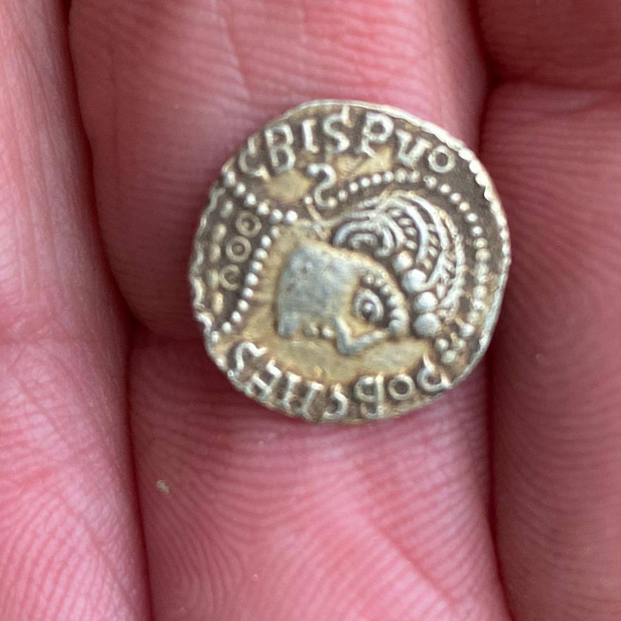 Кладоискатель нашел в поле уникальную монету VII века с безграмотной надписью