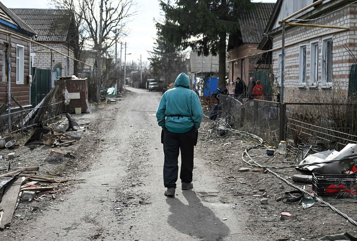 Местные жители на одной из улиц в освобожденной Судже