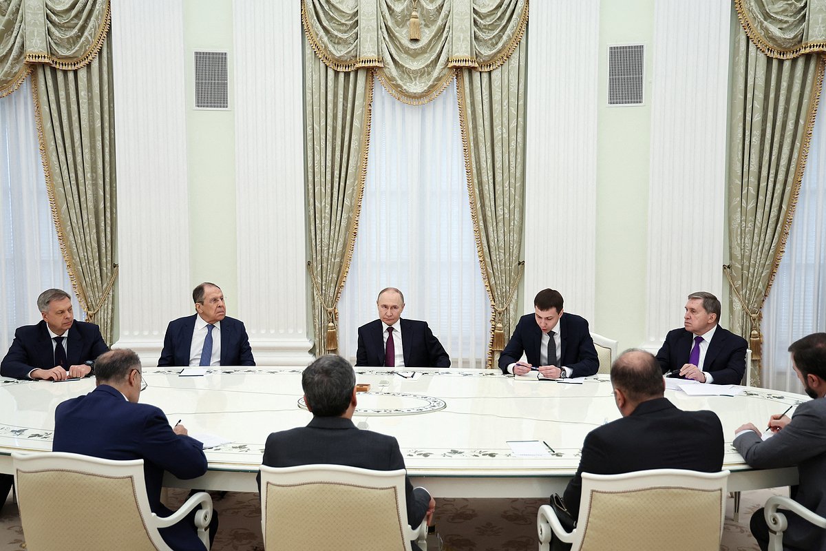 Президент России Владимир Путин принимает участие во встрече с министром иностранных дел Ирана Аббасом Аракчи, начальник Главного разведывательного управления Генерального штаба России Игорь Костюков, министр иностранных дел России Сергей Лавров и помощник президента Юрий Ушаков сидят рядом, Россия, Москва, Кремль, 23 июня 2025 года
