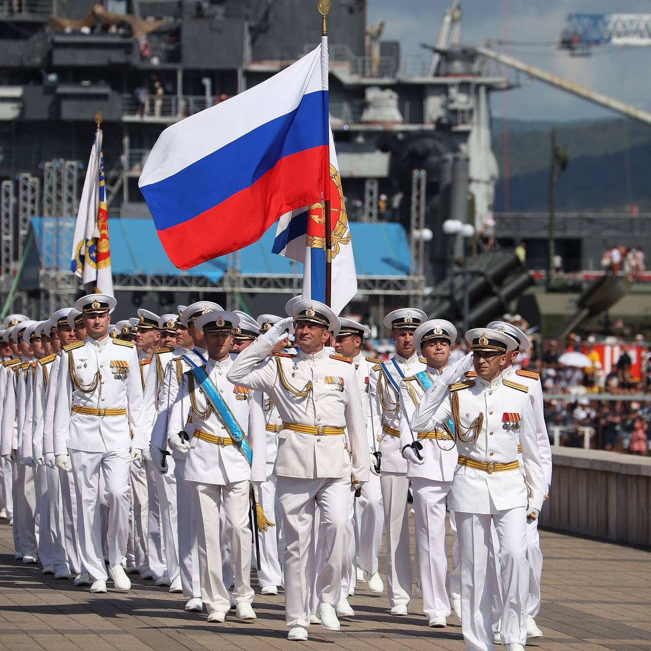 https://icdn.lenta.ru/images/2025/06/24/14/20250624141552057/square_1280_2d820d6818247f2acdff4a9a6443f3ff.jpg