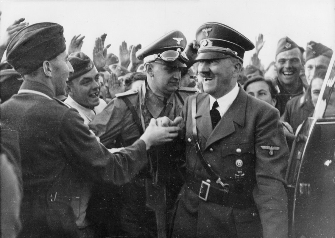 Адольф Гитлер приветствует летчиков люфтваффе, 1940 год