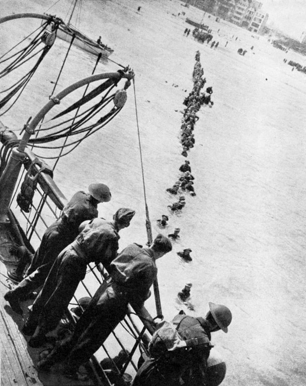 Эвакуация британских войск из Дюнкерка, 1940 год. Солдаты идут вброд к спасательным судам