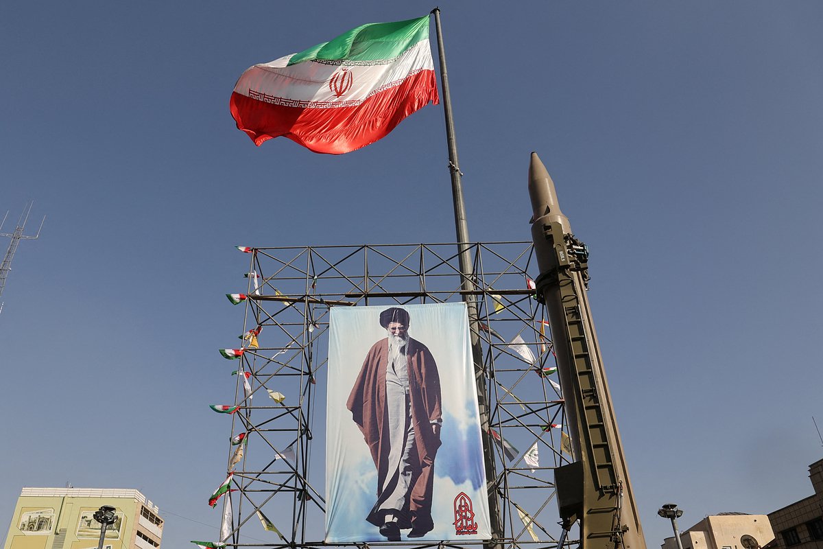 Портрет высшего руководителя Ирана аятоллы Али Хаменеи в Тегеране, Иран, 24 сентября 2024 года