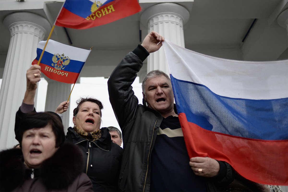 Участники митинга в Севастополе, посвященного решению Крымского парламента и Городского совета Севастополя о вхождении Крыма в состав России