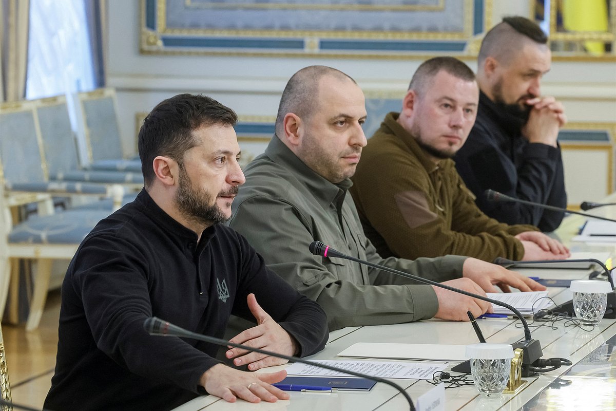 Президент Украины Владимир Зеленский, министр обороны Украины Рустем Умеров, заместитель главы офиса президента Украины Павел Палиса и советник президента Украины Александр Камышин встречаются с министром обороны Германии Борисом Писториусом в Киеве, Украина, 14 января 2025 года