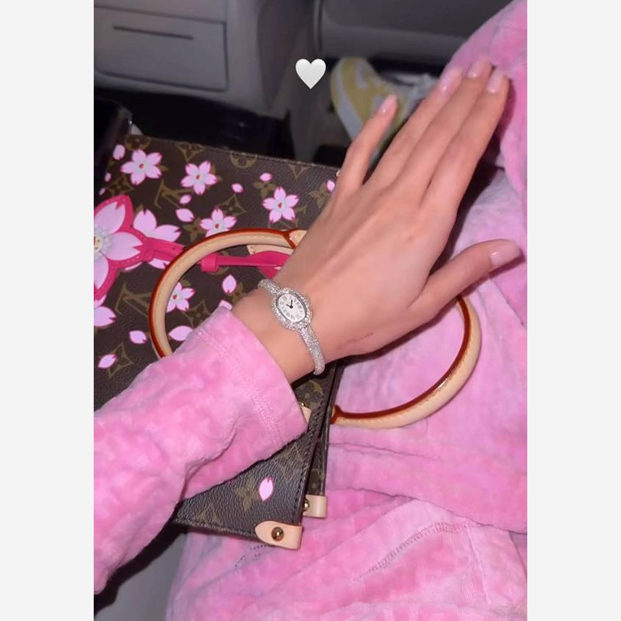 Валя Карнавал показала часы за миллионы рублей