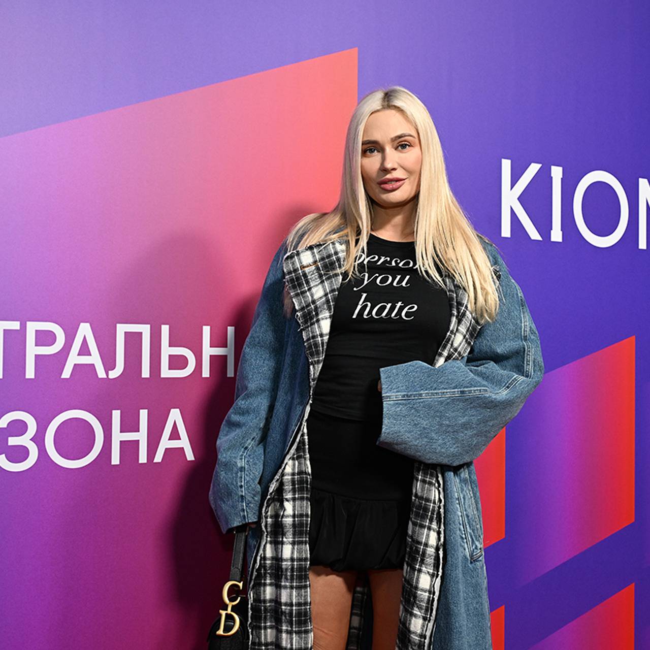 Звезда сериала &laquo;Универ&raquo; вышла в свет с сумкой за 354 тысячи рублей