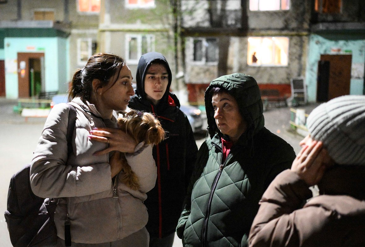 Жители Курска после обстрела, в результате которого погибла 85-летняя женщина