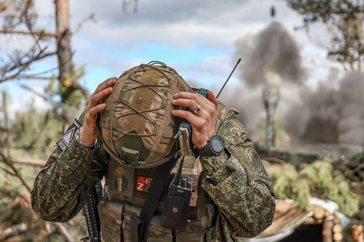 Военнослужащий артиллерийского подразделения 18-й общевойсковой армии в составе группировки войск «Днепр» во время работы расчета 152-миллиметровой гаубицы 2А65 «Мста-Б» в зоне проведения специальной военной операции