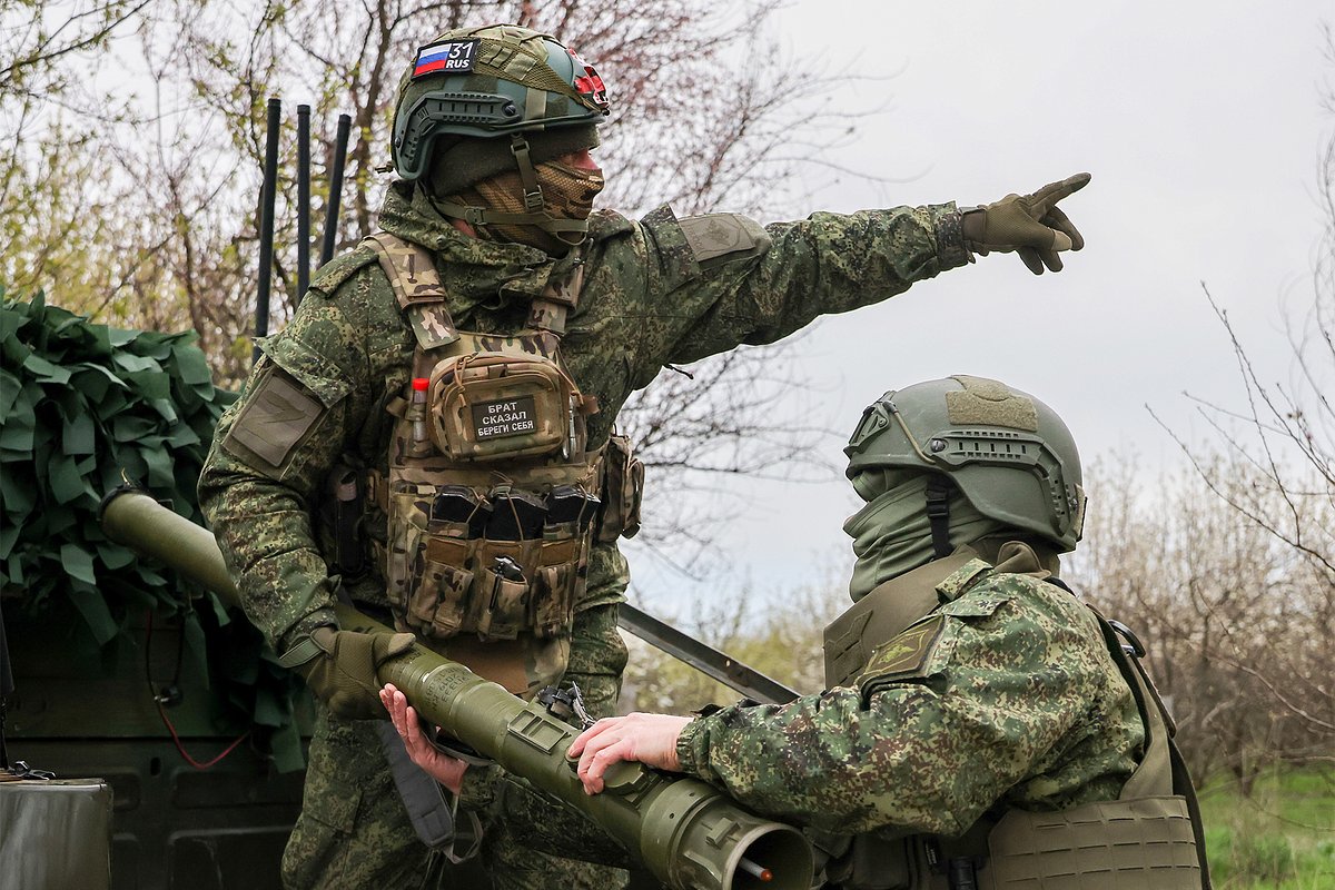 Военнослужащие зенитной ракетной батареи 18-й общевойсковой армии во время боевого дежурства расчета переносного зенитного ракетного комплекса (ПЗРК) 9К333 «Верба» в зоне проведения специальной военной операции