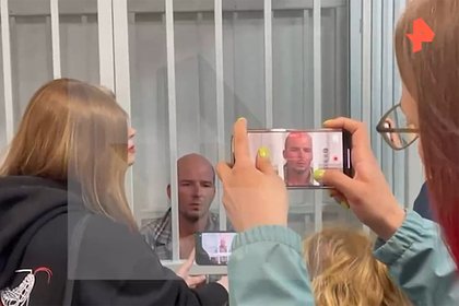 Бросивший ребенка об пол в российском аэропорту мужчина попал на видео в зале суда