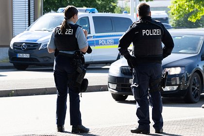 Двое мужчин показали друг другу гениталии на глазах у отдыхающих в Европе