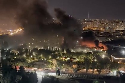 Возникший после взрыва на киностудии в Баку пожар попал на видео