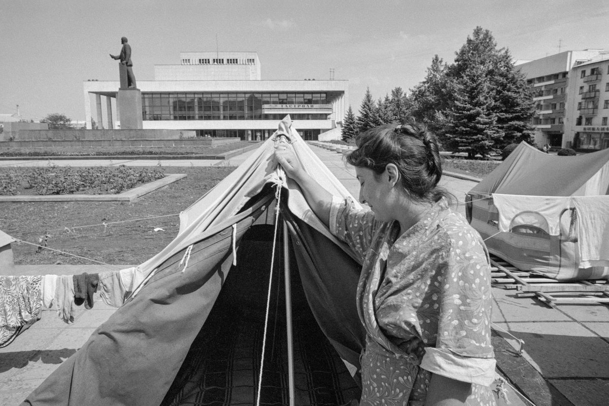 Палаточный городок переселенцев на площади Ленина в Симферополе, 1990 год
