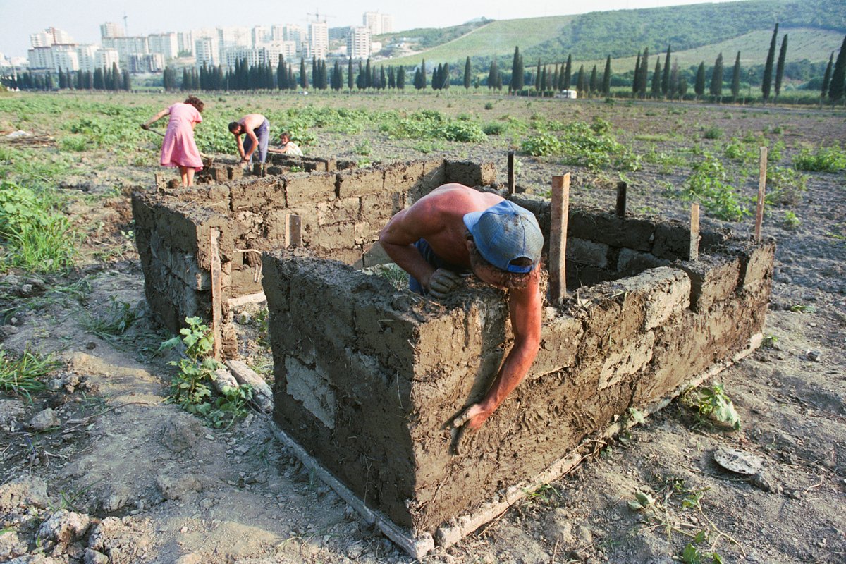 Крымские татары возводят времянки под Алуштой, 1992 год