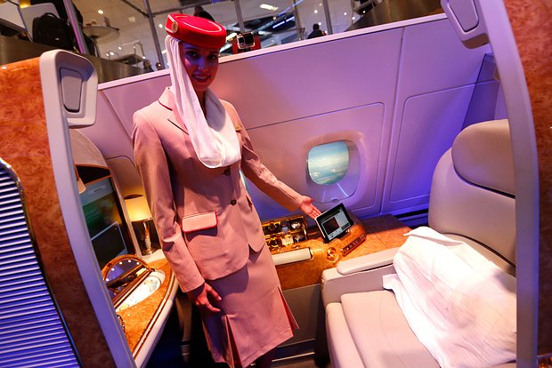 Строгие правила Emirates: российская стюардесса раскрыла требования к внешности