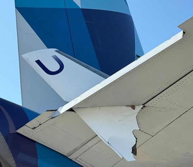 Самолет Utair после столкновения в аэропорту Сочи