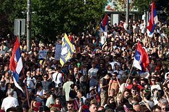 Президент Сербии вышел к протестующим