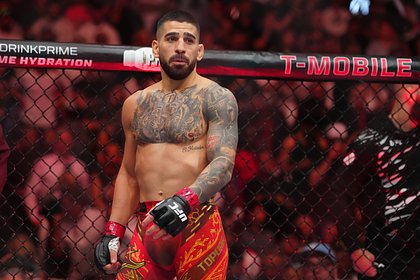 Топурия нокаутировал Оливейру и стал чемпионом UFC в легком весе