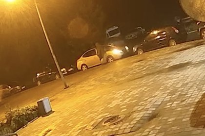 Россиянин с топором набросился на чужие автомобили и попал на видео