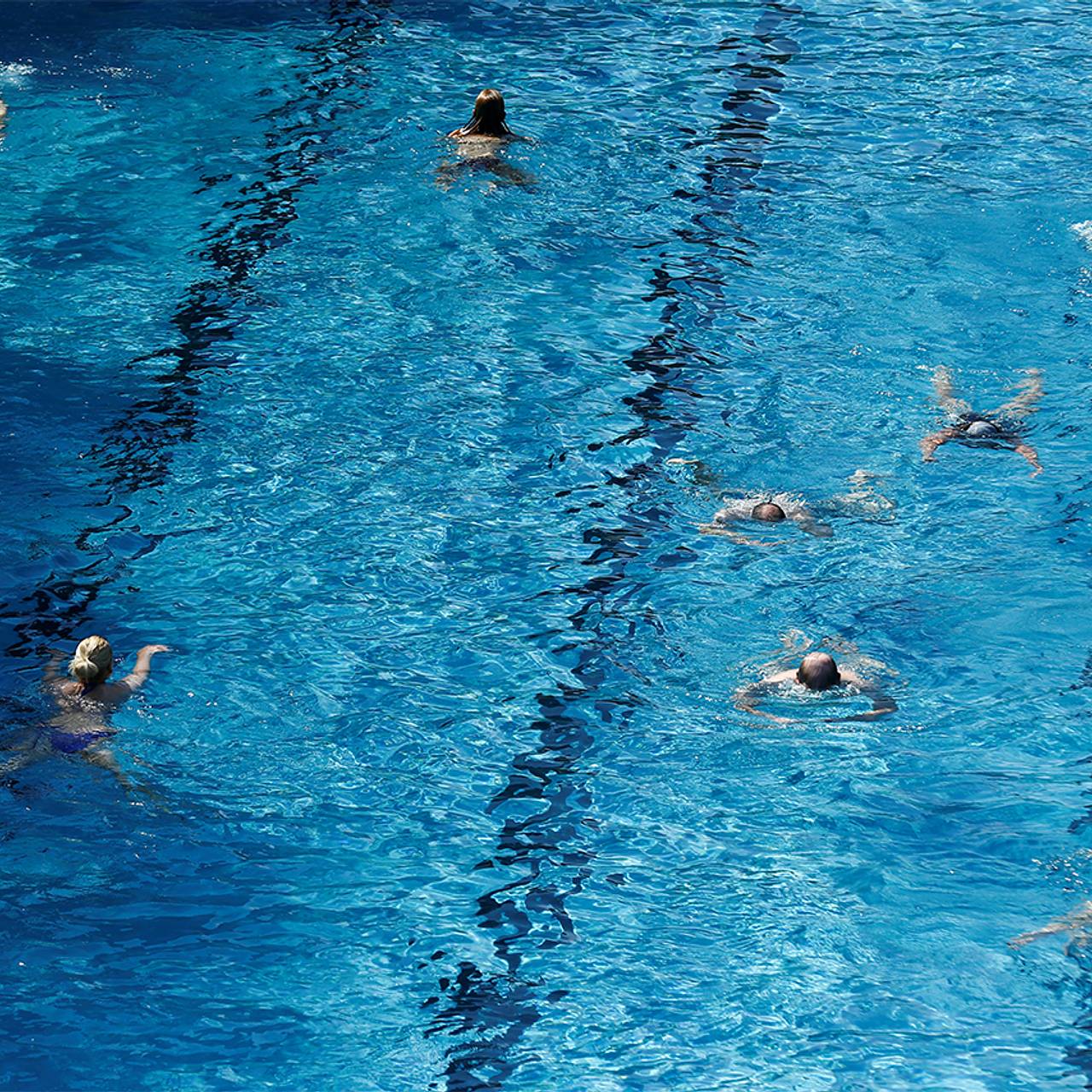 Толпа сирийцев домогалась девятерых девочек в бассейне курорта Европы