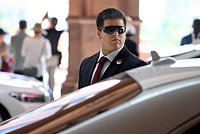Сына Рамзана Кадырова заметили с золотым пистолетом и часами за два миллиарда рублей. Что еще известно о его роскошной свадьбе? 