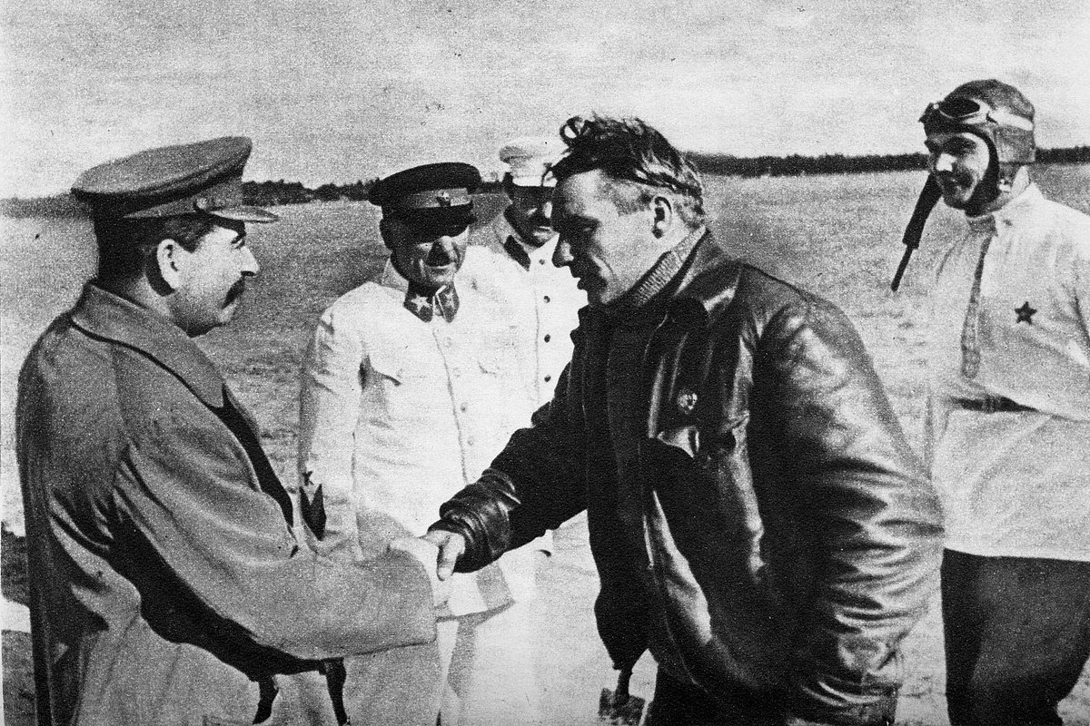 Встреча Сталина с Чкаловым, Байдуковым и Беляковым на Щелковском аэродроме 10 августа 1936 года. Рядом стоят Ворошилов, Каганович и Беляков